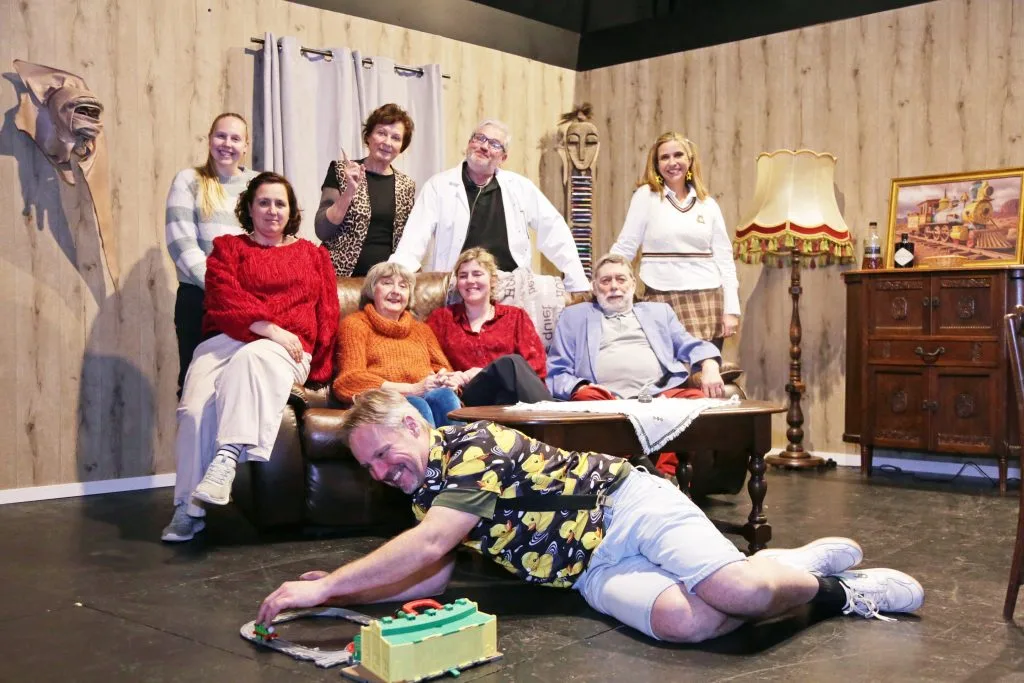 Theater Magique speelt de komedie ‘De Pimmie’ ten voordele van Akabe de Zonnepinkers