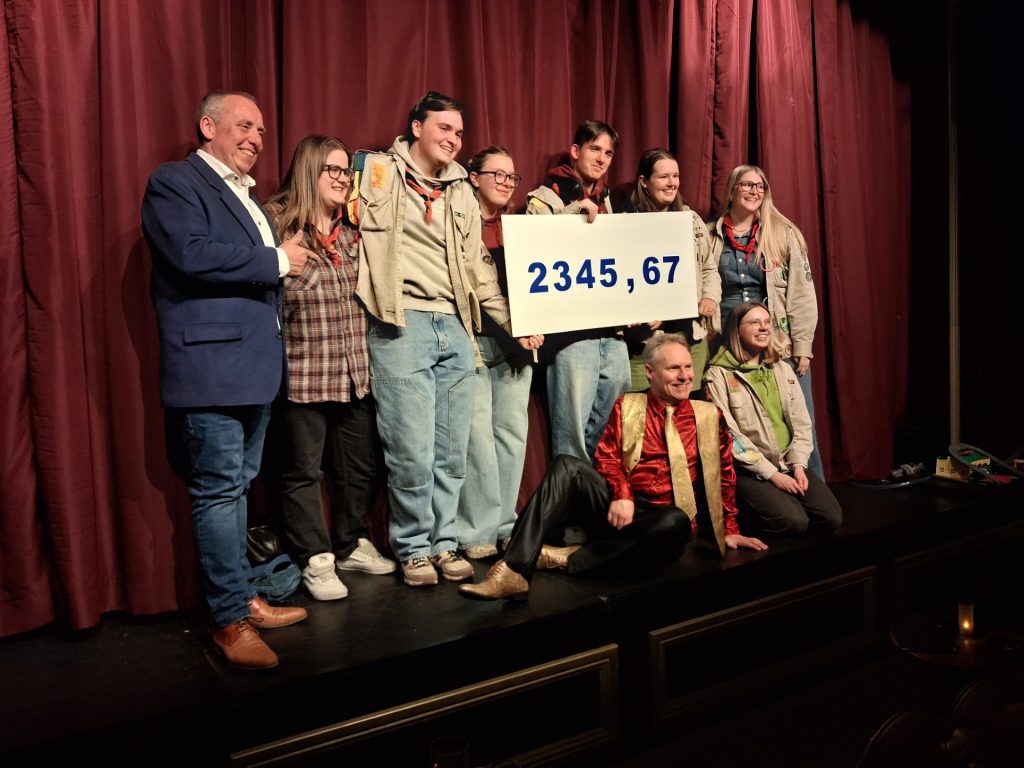 Theater Magique overhandigt cheque aan Zonnepinkers