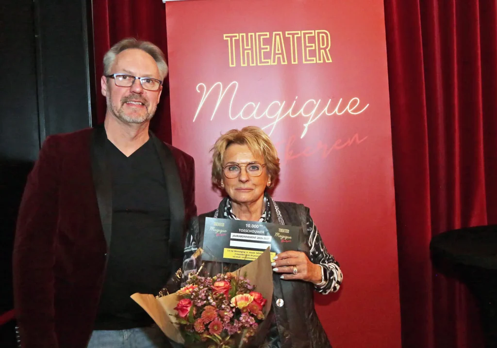 Bloemen en jaarabonnement voor 10.000ste bezoeker aan Theater Magique